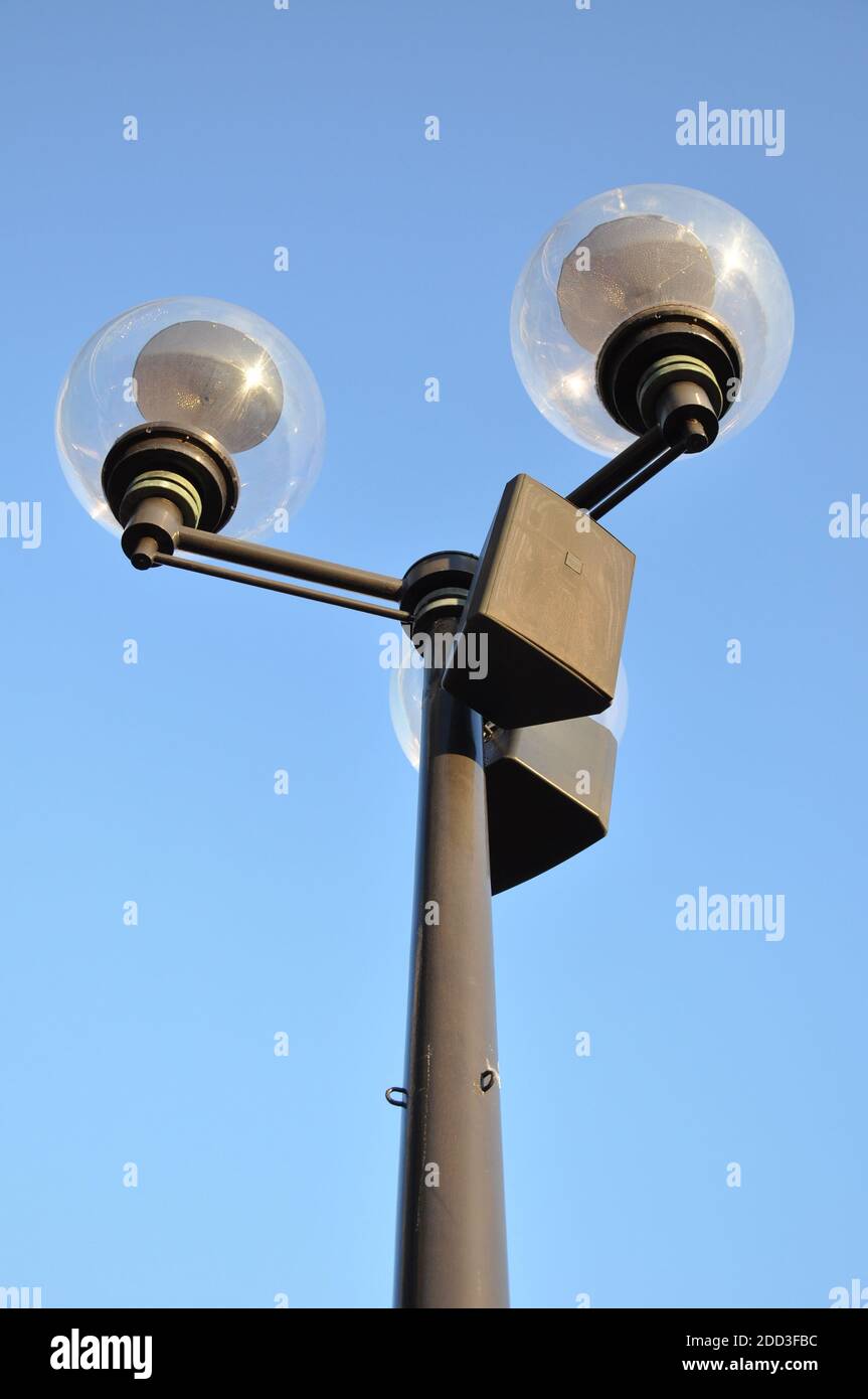 Lampione sul cielo blu sullo sfondo Foto Stock