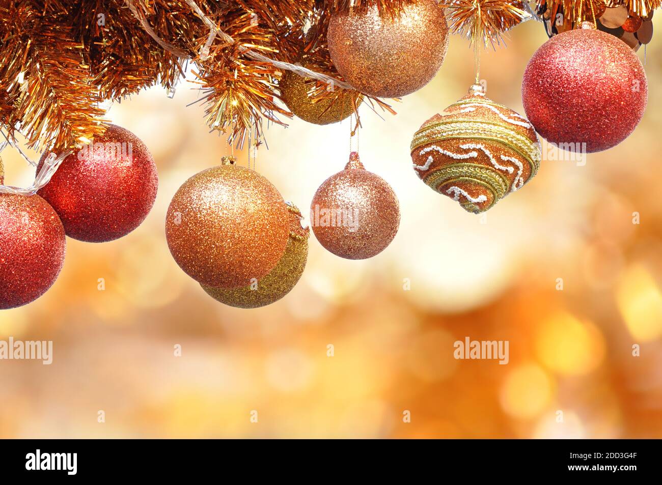 Ornamenti natalizi su fondo svasato Foto Stock