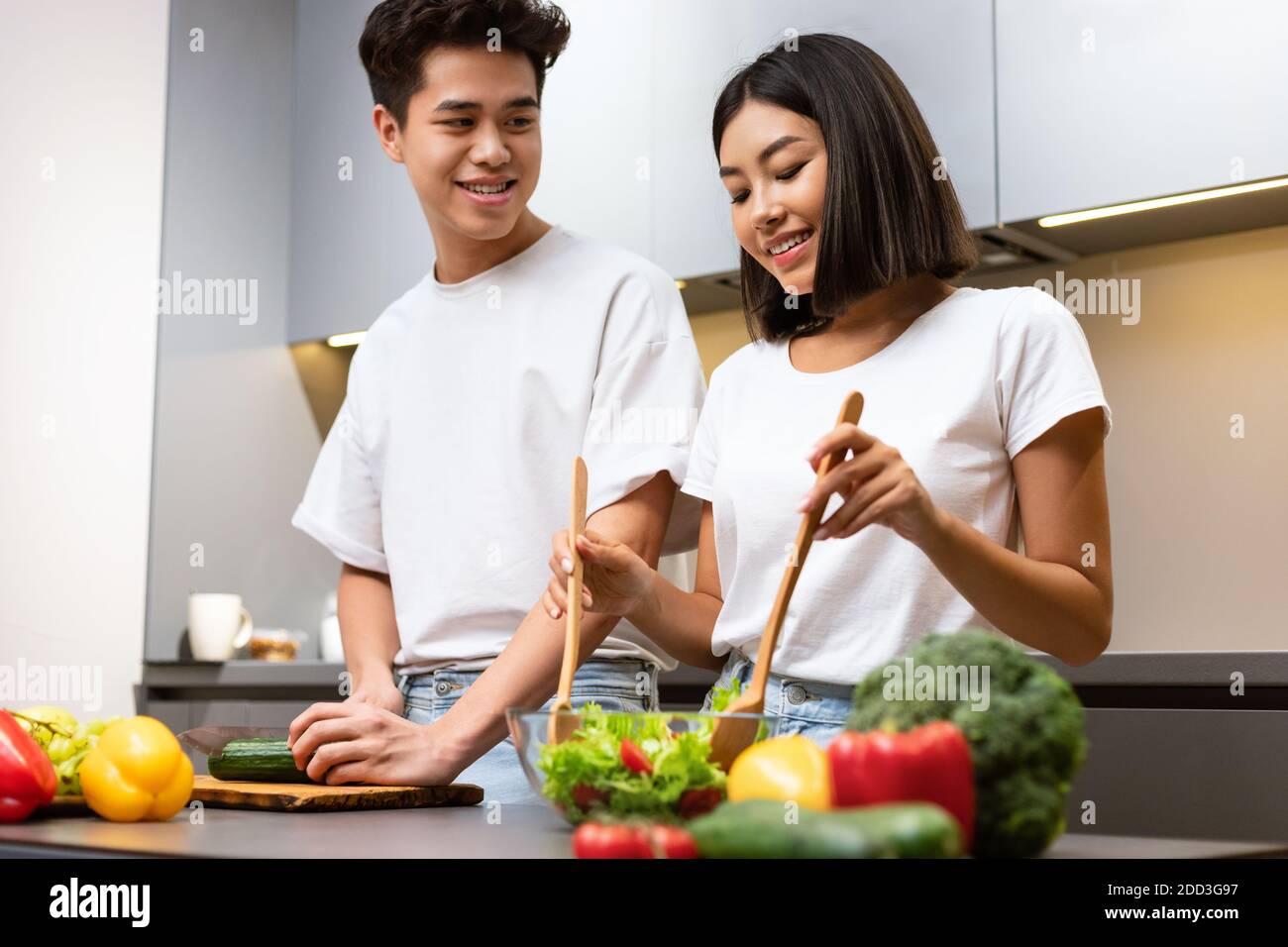 Happy Japanese Spouses cucinare insieme cena in cucina moderna Foto Stock