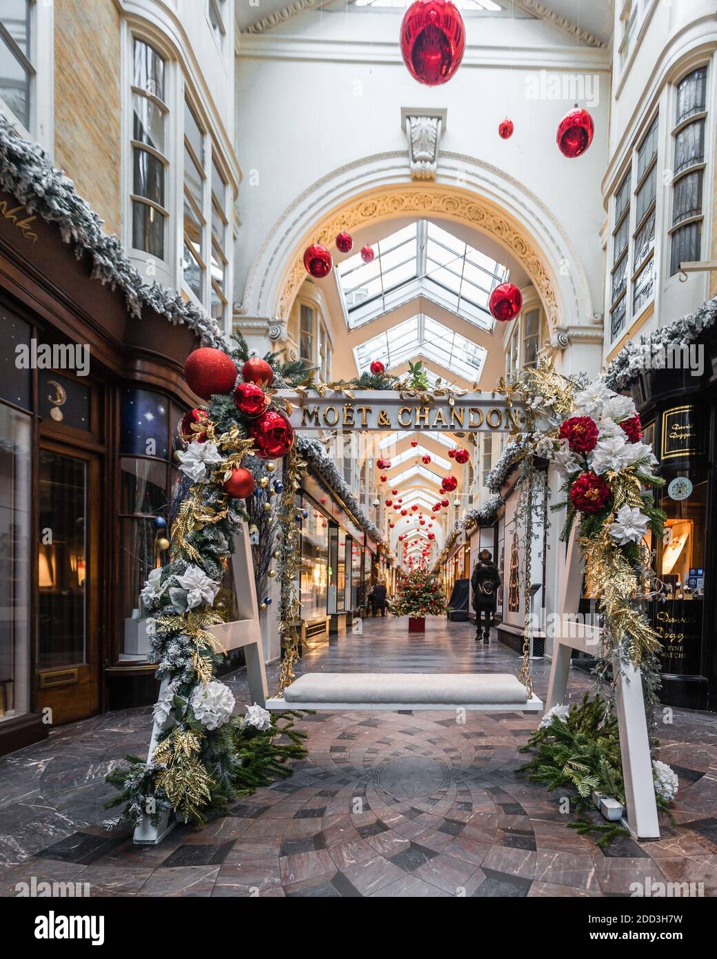 Un'oscillazione di Moet & Chandon nella Swish Burlington Arcade a Mayfair, Londra Foto Stock