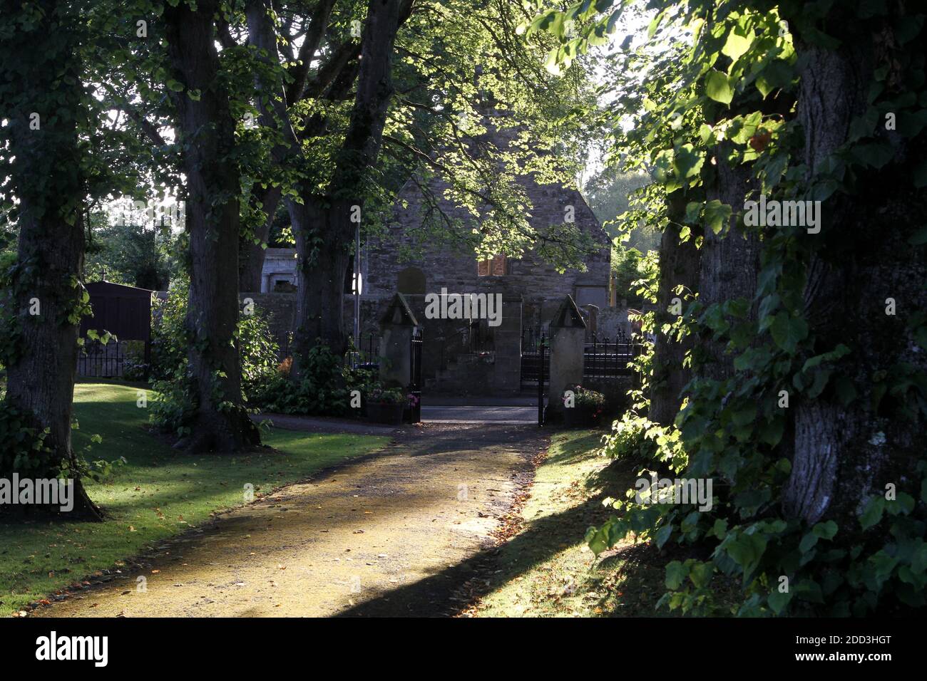 Alloway Auld Kirk, Ayrshire, Scozia, Alloway Auld Kirk, Che risale al 16 ° secolo, è una rovina in Alloway, South Ayrshire, Scozia, celebrato come la scena della danza delle streghe nella poesia 'Tam o' Shanter' di Robert Burns. Programmato Antico Monumento e la categoria A elencati chiesa in rovina, il cimitero associato è di categoria B. Altre persone notevoli sepolte qui includono Lord Alloway e Charles Acton Broke. Era il figlio dell'Ammiraglio posteriore Sir Philip Bowes Acton Broke, il primo uomo a sconfiggere e catturare una nave americana nella guerra del 1812. Foto Stock