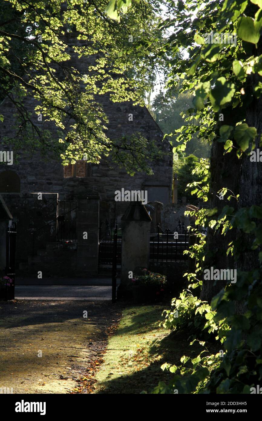 Alloway Auld Kirk, Ayrshire, Scozia, Alloway Auld Kirk, Che risale al 16 ° secolo, è una rovina in Alloway, South Ayrshire, Scozia, celebrato come la scena della danza delle streghe nella poesia 'Tam o' Shanter' di Robert Burns. Programmato Antico Monumento e la categoria A elencati chiesa in rovina, il cimitero associato è di categoria B. Altre persone notevoli sepolte qui includono Lord Alloway e Charles Acton Broke. Era il figlio dell'Ammiraglio posteriore Sir Philip Bowes Acton Broke, il primo uomo a sconfiggere e catturare una nave americana nella guerra del 1812. Foto Stock