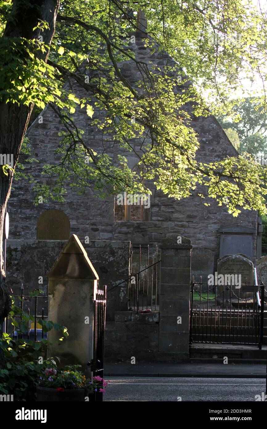 Alloway Auld Kirk, Ayrshire, Scozia, Alloway Auld Kirk, Che risale al 16 ° secolo, è una rovina in Alloway, South Ayrshire, Scozia, celebrato come la scena della danza delle streghe nella poesia 'Tam o' Shanter' di Robert Burns. Programmato Antico Monumento e la categoria A elencati chiesa in rovina, il cimitero associato è di categoria B. Altre persone notevoli sepolte qui includono Lord Alloway e Charles Acton Broke. Era il figlio dell'Ammiraglio posteriore Sir Philip Bowes Acton Broke, il primo uomo a sconfiggere e catturare una nave americana nella guerra del 1812. Foto Stock