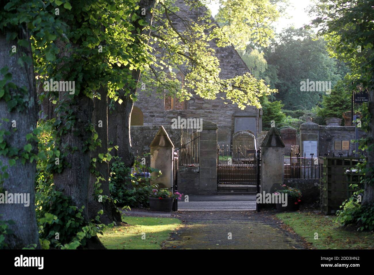 Alloway Auld Kirk, Ayrshire, Scozia, Alloway Auld Kirk, Che risale al 16 ° secolo, è una rovina in Alloway, South Ayrshire, Scozia, celebrato come la scena della danza delle streghe nella poesia 'Tam o' Shanter' di Robert Burns. Programmato Antico Monumento e la categoria A elencati chiesa in rovina, il cimitero associato è di categoria B. Altre persone notevoli sepolte qui includono Lord Alloway e Charles Acton Broke. Era il figlio dell'Ammiraglio posteriore Sir Philip Bowes Acton Broke, il primo uomo a sconfiggere e catturare una nave americana nella guerra del 1812. Foto Stock