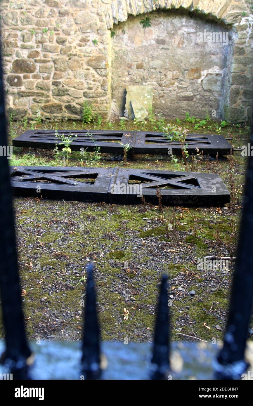 Auld Kirk, Alloway, Ayrshire, Scozia. Il Alloway Auld Kirk, che risale al XVI secolo, è una rovina di Alloway, nell'Ayrshire meridionale, Scozia, celebrata come scena della danza delle streghe nel poema 'Tam o' Shanter' di Robert Burns. Foto mostra UNA Mortsafe, o Mort Safe, era una bara di ferro o una struttura che proteggeva una tomba per impedire che il corpo fosse scavato e portato via per la ricerca medica. ... Questo pesante telaio di ferro è stato sepolto con la bara e poi rimosso quando il corpo era caduto abbastanza per essere di nessun valore. Foto Stock
