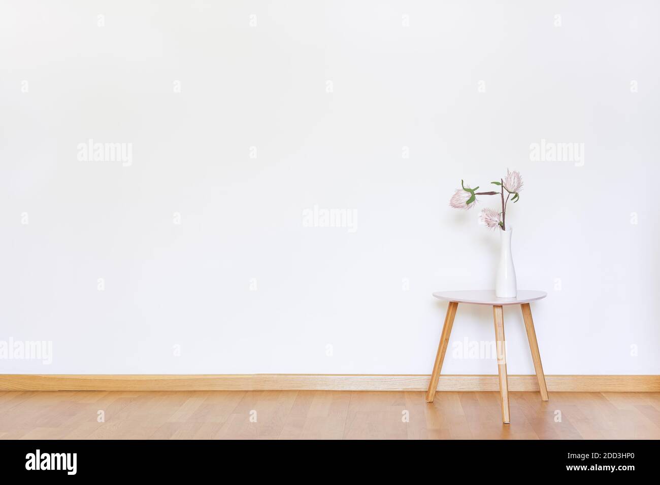 Mockup a parete piatta per interni con fiori secchi in stile minimalista. Toni neutrali della terra sfondo. Interni in arioso stile luminoso con pavimento in legno e. Foto Stock