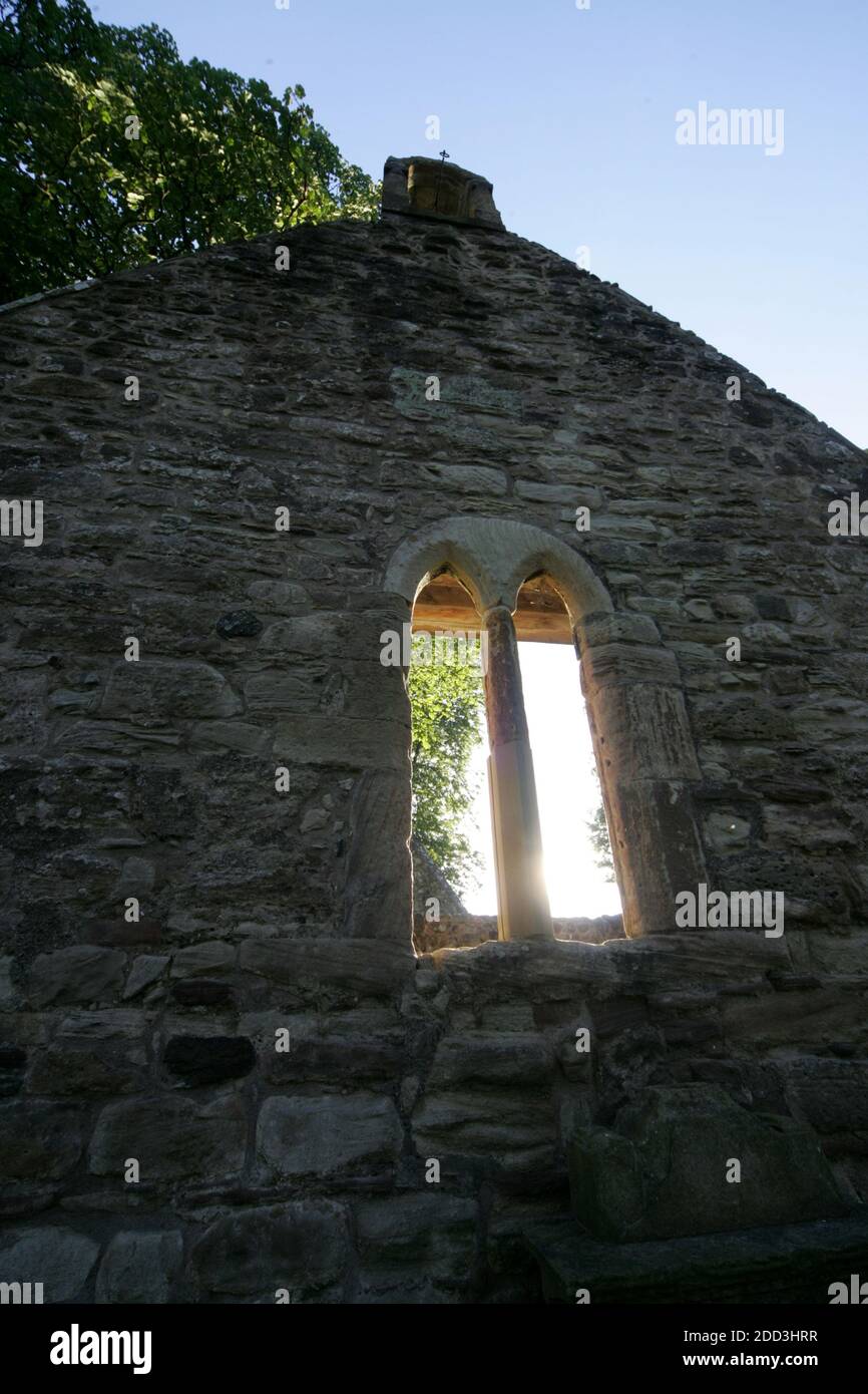 Alloway Auld Kirk, Ayrshire, Scozia, Alloway Auld Kirk, Che risale al 16 ° secolo, è una rovina in Alloway, South Ayrshire, Scozia, celebrato come la scena della danza delle streghe nella poesia 'Tam o' Shanter' di Robert Burns. Programmato Antico Monumento e la categoria A elencati chiesa in rovina, il cimitero associato è di categoria B. Altre persone notevoli sepolte qui includono Lord Alloway e Charles Acton Broke. Era il figlio dell'Ammiraglio posteriore Sir Philip Bowes Acton Broke, il primo uomo a sconfiggere e catturare una nave americana nella guerra del 1812. Foto Stock