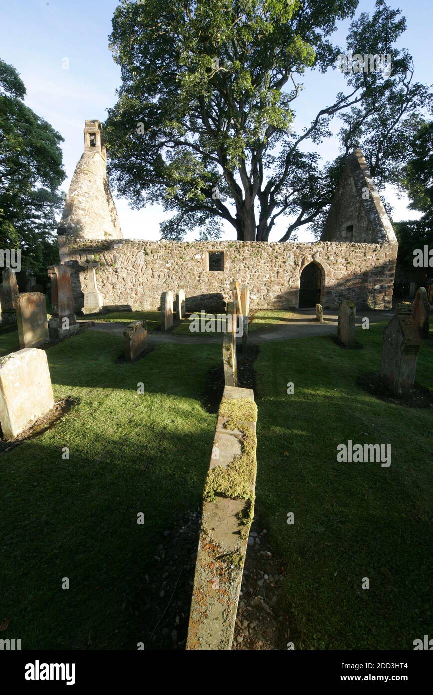 Alloway Auld Kirk, Ayrshire, Scozia, Alloway Auld Kirk, Che risale al 16 ° secolo, è una rovina in Alloway, South Ayrshire, Scozia, celebrato come la scena della danza delle streghe nella poesia 'Tam o' Shanter' di Robert Burns. Programmato Antico Monumento e la categoria A elencati chiesa in rovina, il cimitero associato è di categoria B. Altre persone notevoli sepolte qui includono Lord Alloway e Charles Acton Broke. Era il figlio dell'Ammiraglio posteriore Sir Philip Bowes Acton Broke, il primo uomo a sconfiggere e catturare una nave americana nella guerra del 1812. Foto Stock