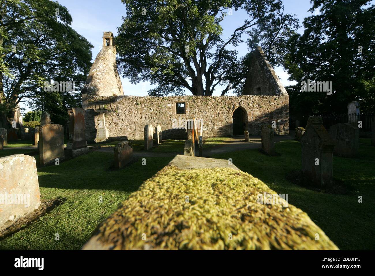 Alloway Auld Kirk, Ayrshire, Scozia, Alloway Auld Kirk, Che risale al 16 ° secolo, è una rovina in Alloway, South Ayrshire, Scozia, celebrato come la scena della danza delle streghe nella poesia 'Tam o' Shanter' di Robert Burns. Programmato Antico Monumento e la categoria A elencati chiesa in rovina, il cimitero associato è di categoria B. Altre persone notevoli sepolte qui includono Lord Alloway e Charles Acton Broke. Era il figlio dell'Ammiraglio posteriore Sir Philip Bowes Acton Broke, il primo uomo a sconfiggere e catturare una nave americana nella guerra del 1812. Foto Stock