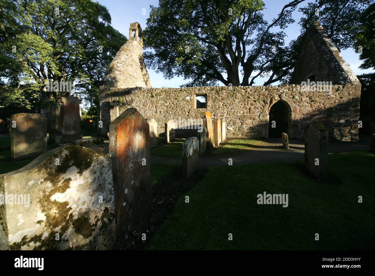 Alloway Auld Kirk, Ayrshire, Scozia, Alloway Auld Kirk, Che risale al 16 ° secolo, è una rovina in Alloway, South Ayrshire, Scozia, celebrato come la scena della danza delle streghe nella poesia 'Tam o' Shanter' di Robert Burns. Programmato Antico Monumento e la categoria A elencati chiesa in rovina, il cimitero associato è di categoria B. Altre persone notevoli sepolte qui includono Lord Alloway e Charles Acton Broke. Era il figlio dell'Ammiraglio posteriore Sir Philip Bowes Acton Broke, il primo uomo a sconfiggere e catturare una nave americana nella guerra del 1812. Foto Stock
