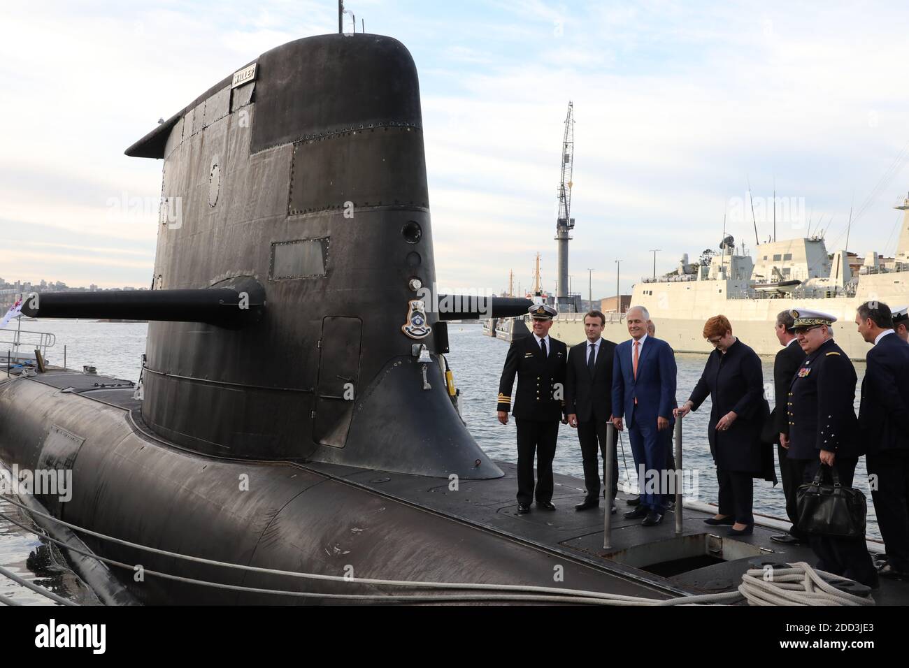 Il presidente francese Emmanuel Macron (2° L) e il primo ministro australiano Malcolm Turnbull (3° R) si trovano sul ponte di HMAS Waller, un sottomarino di classe Collins gestito dalla Royal Australian Navy, a Garden Island a Sydney il 2 maggio 2018. Foto di Ludovic Marin/pool/ABACAPRESS.COM Foto Stock