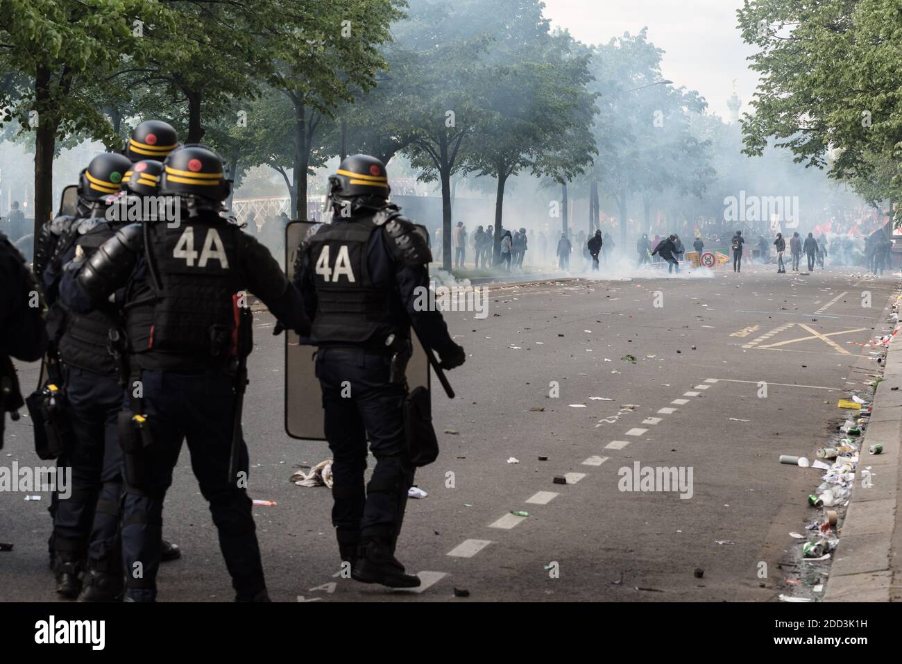 Numerosi scontri tra militanti del Black Bloc e la polizia sono scoppiati durante la demonrazione di Parigi il 1° maggio 2018 a Parigi, Francia. Foto di Samuel Boivin / ABACAPRESS.COM Foto Stock