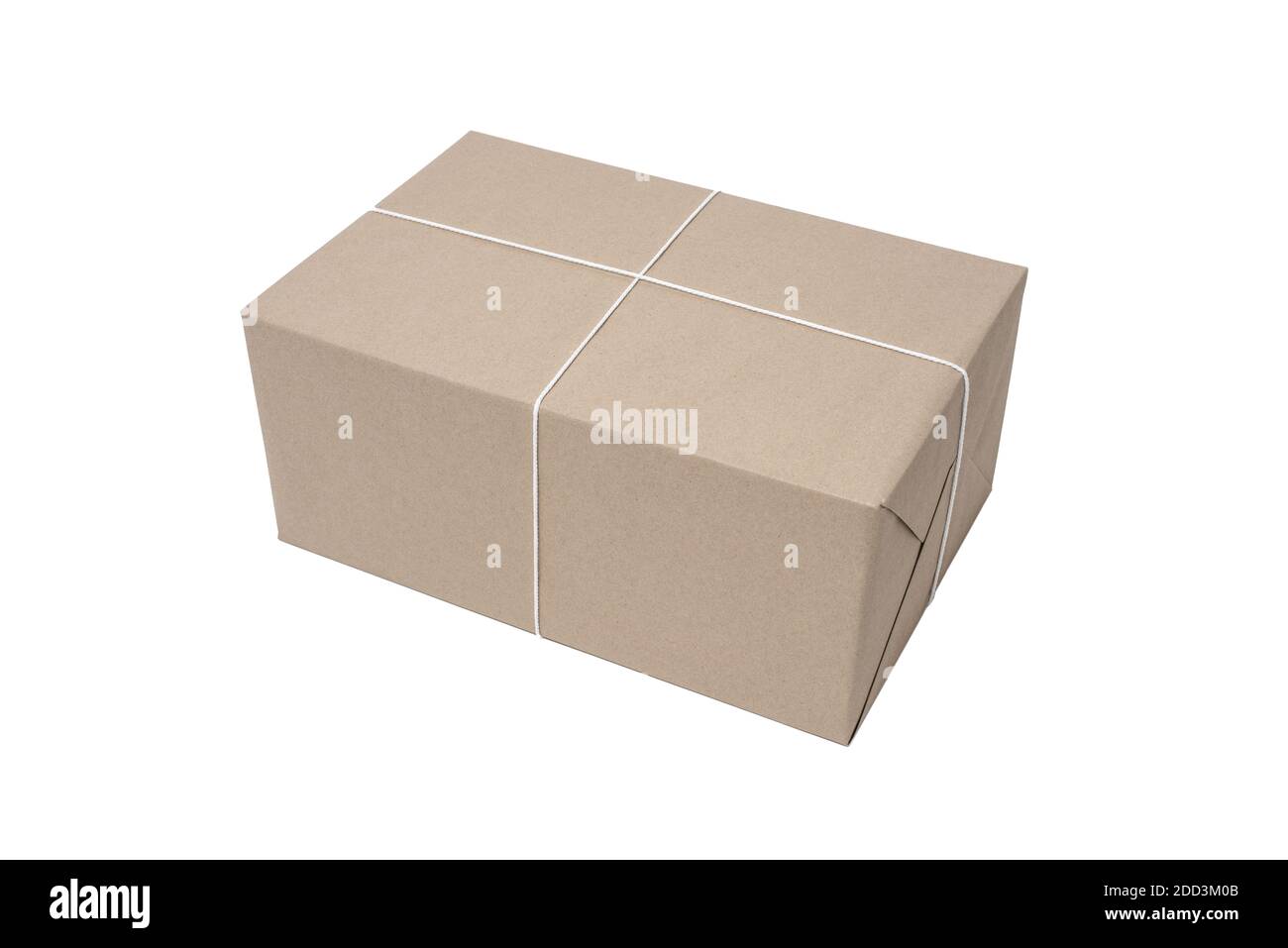 Scatola di pacchi avvolta con carta marrone isolata su sfondo bianco Foto Stock