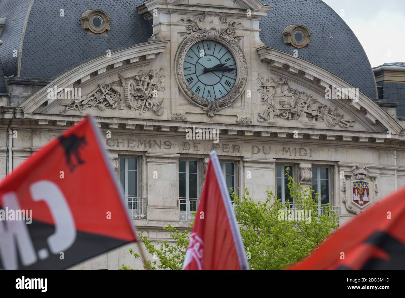 Dopo la sentenza del tribunale amministrativo di Tolosa (Francia), il presidente dell'università Jean Jaurès - Mirail ha dichiarato di dover chiedere l'evacuazione dalla polizia dello stabilimento. Il 3 maggio 2018, l'evacuazione non è ancora stata effettuata. Rifiutando qualsiasi intervento della polizia nelle scuole, alcune università hanno deciso di andare in sciopero, per solidarietà. Gli studenti Mirail sfilano per le strade nel primo pomeriggio, prima di essere bloccati dalla polizia di fronte alla stazione ferroviaria, e si riuniscono di fronte alla prefettura alla fine della giornata. Foto di Patrick BATARD / ABACAPRESS.com Foto Stock