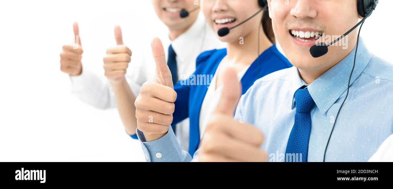 Il personale del call center sorridente dà i pollici Foto Stock