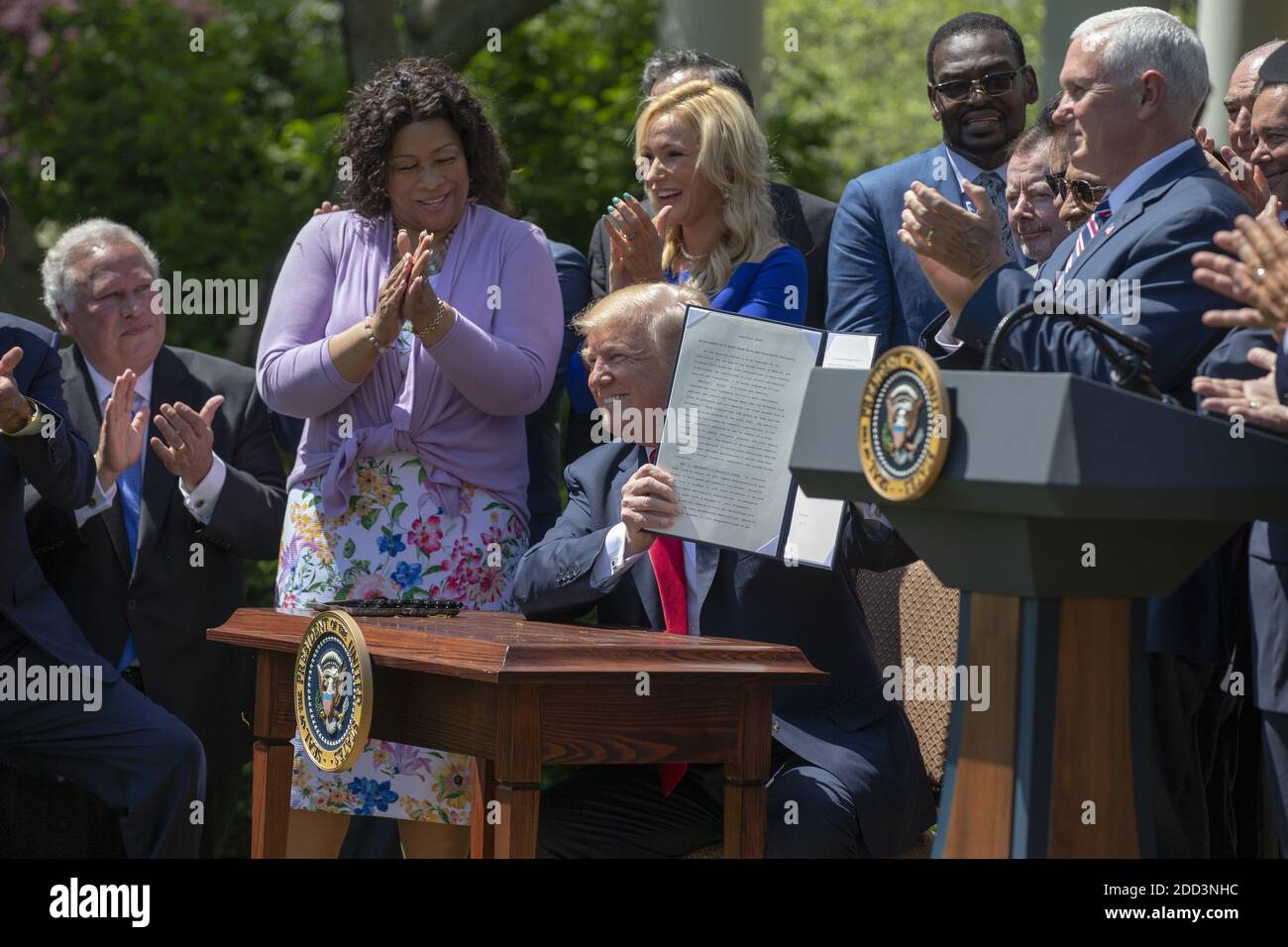 Il presidente degli Stati Uniti Donald J. Trump ha sottoscritto un ordine esecutivo "garantire che tutte le comunità religiose abbiano forti sostenitori nella Casa Bianca" durante un evento della Giornata Nazionale di preghiera nel Rose Garden alla Casa Bianca di Washington, DC, USA, il 3 maggio 2018. Foto di Alex Edelman/CNP/ABACAPRESS.COM Foto Stock