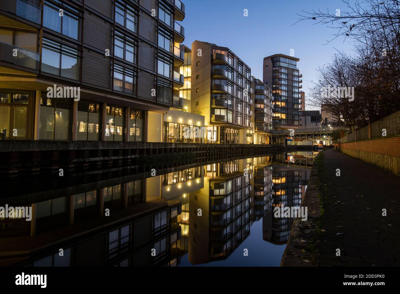 Riflessi dell'ora blu sul lato del canyon dallo sviluppo di Nottingham One nel centro di Nottingham, Nottinghamshire Inghilterra Regno Unito Foto Stock