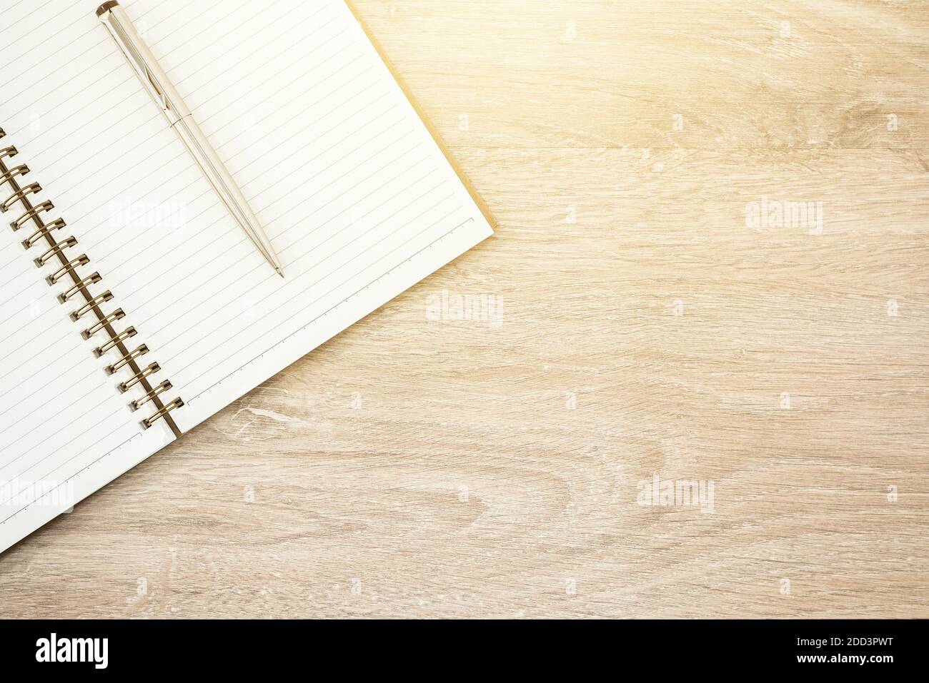 Notebook vuoto e penna su sfondo in legno con spazio per la copia Foto Stock