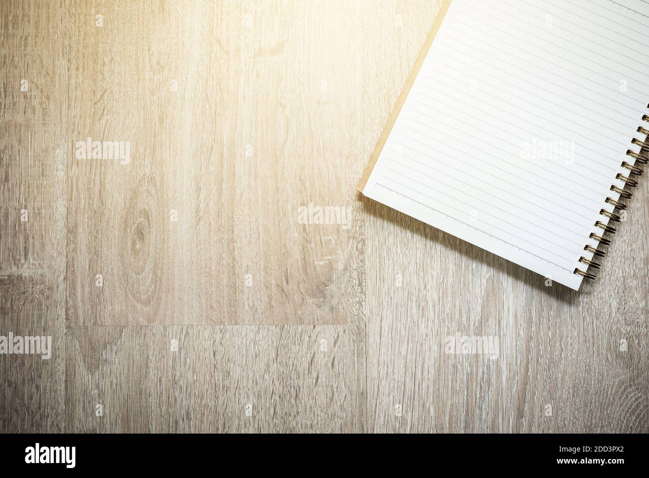 Notebook vuoto su sfondo in legno con spazio per la copia Foto Stock