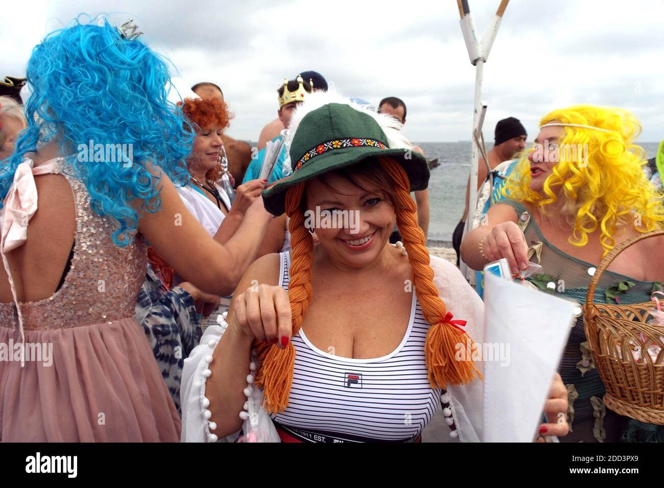 Non esclusivo: ODESA, UCRAINA - 21 NOVEMBRE 2020 - i membri dell'Odesa Club di valghe tengono un carnevale sulla spiaggia di Lanzheron a Odesa, Regno Unito meridionale Foto Stock