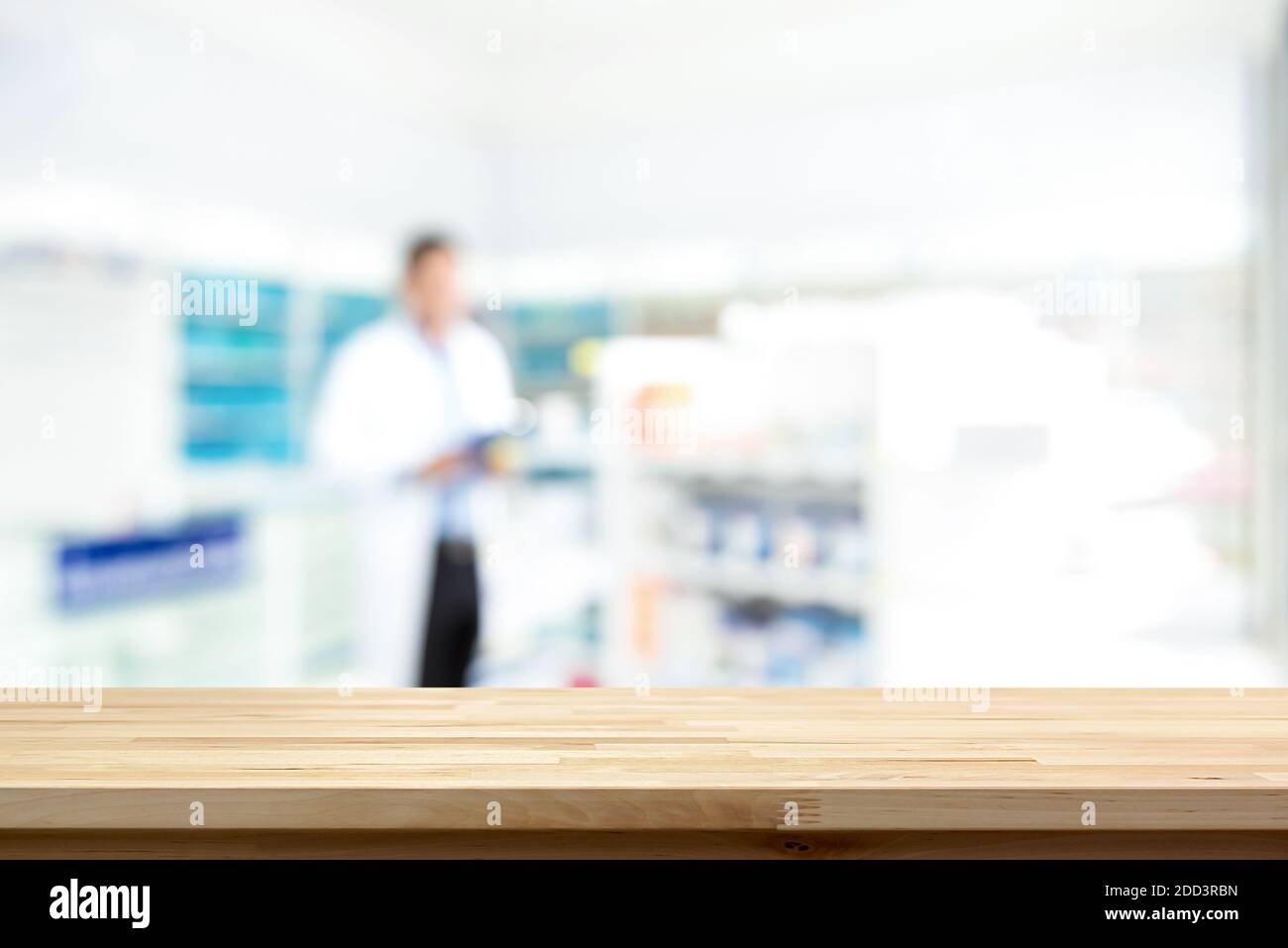 Piano di legno vuoto su farmacia di sfocatura (negozio di farmacia o farmacia) sfondo Foto Stock