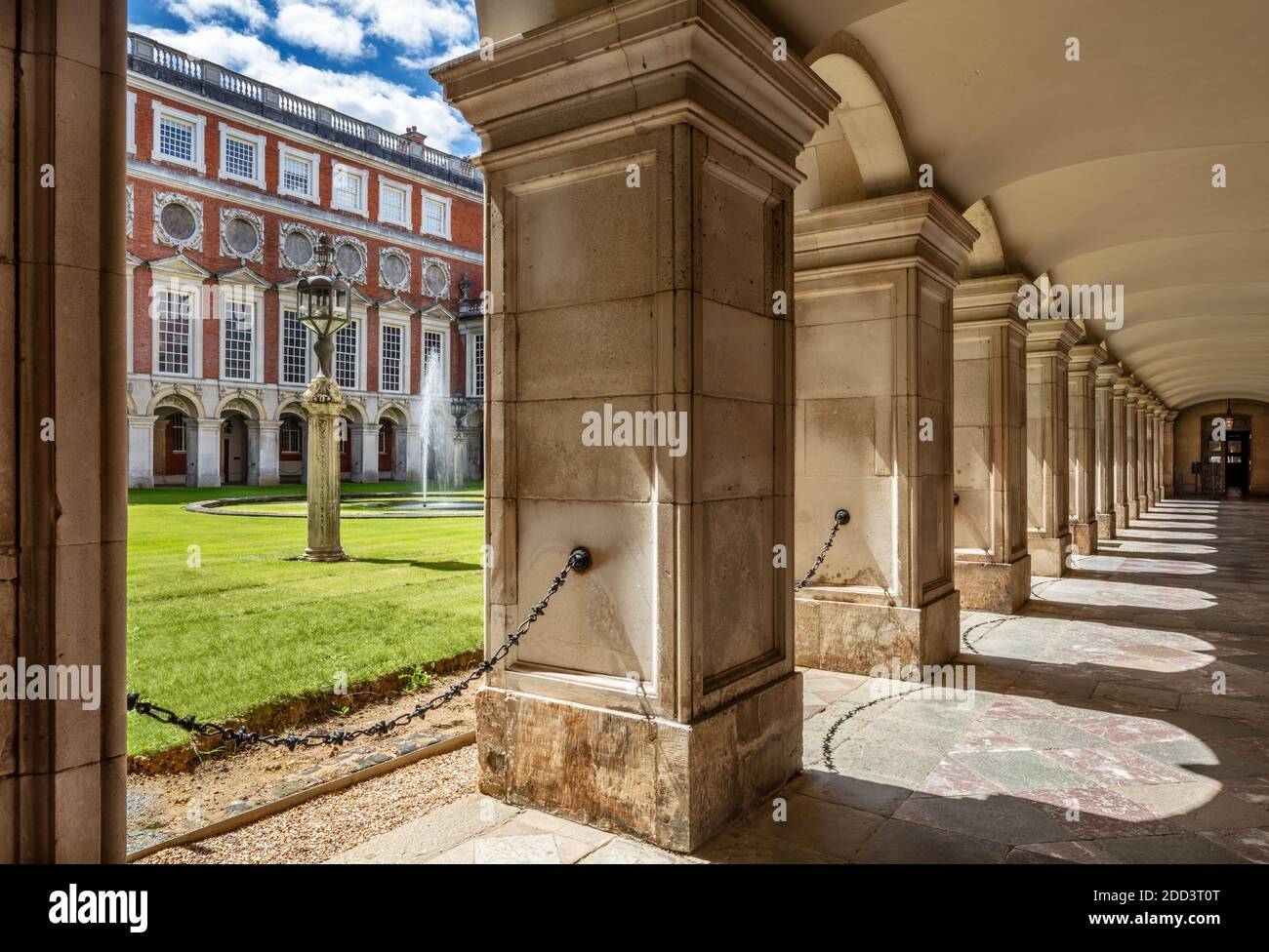 Fountain Court all'Hampton Court Palace a Londra, Regno Unito Foto Stock