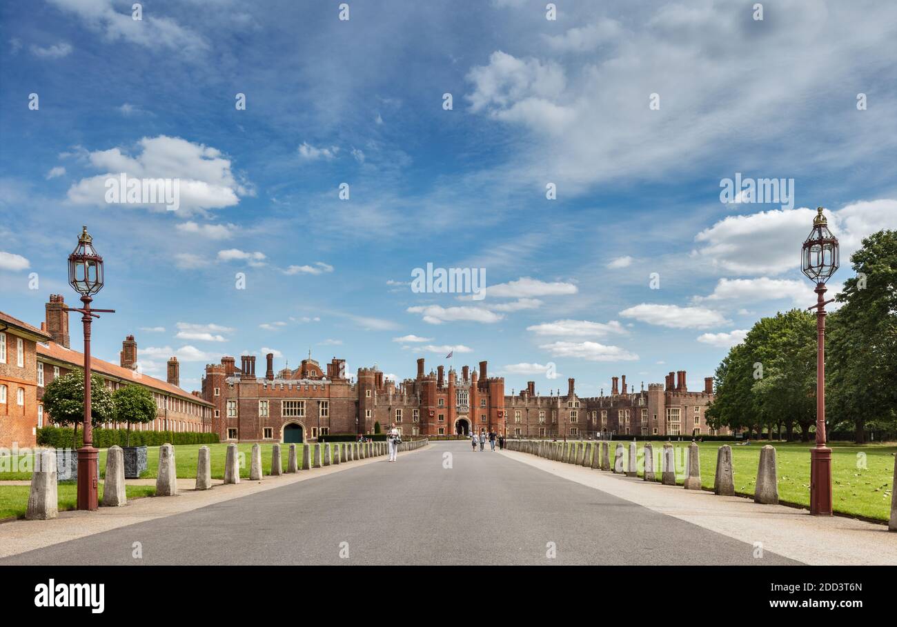 Lungo viaggio guardando verso il West Front e il Tudor Great Gatehouse di Hampton Court Palace a Londra, Regno Unito Foto Stock