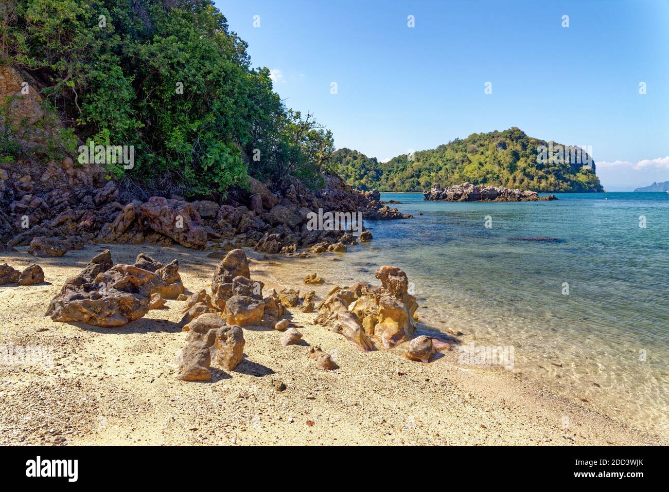 Isola di Koh Phak Bia - piccola isola situata dietro l'isola di Hong. Beato con acqua di mare cristallina, atmosfera piacevole e ombreggiata - Thailandia - Gennaio Foto Stock