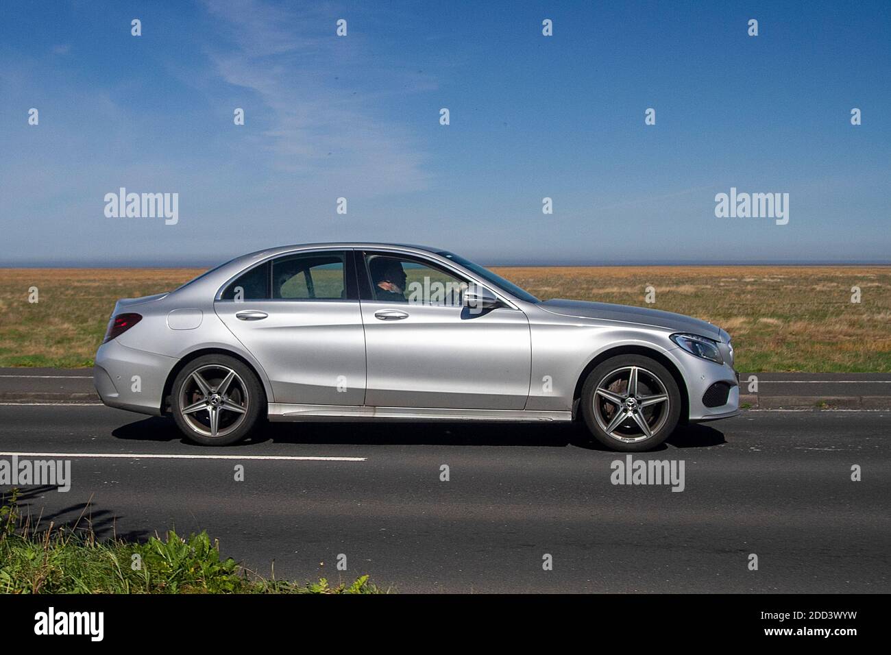 Mercedes-Benz C 220 AMG Line D Auto; traffico veicolare, veicoli in movimento, automobili, veicoli in marcia su strade del Regno Unito, motori, motori sulla rete stradale autostradale M6 del Regno Unito. Foto Stock