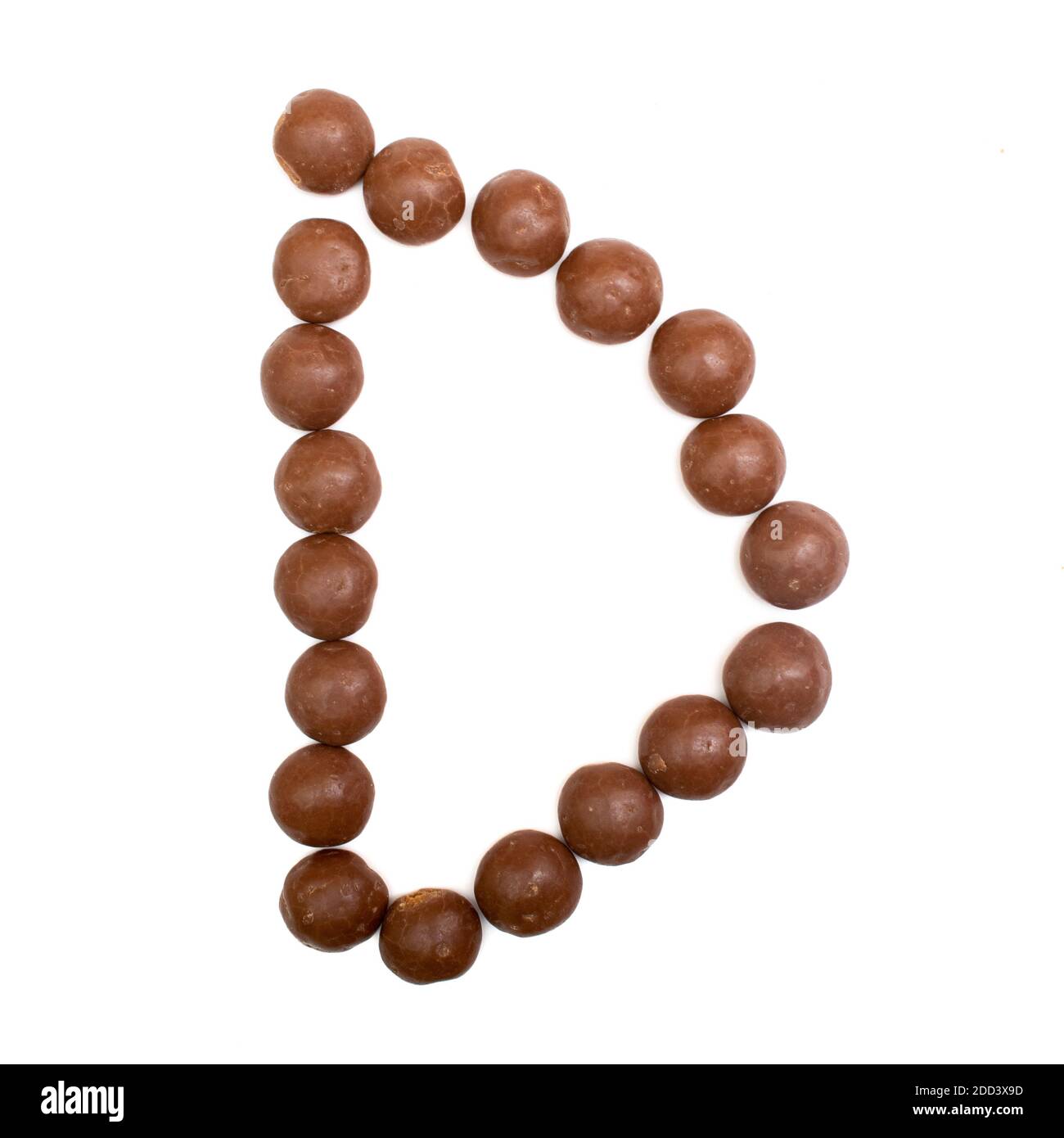 La lettera 'D' scritta in cioccolato marrone Pepernoten, una caramella tradizionale olandese per la festa Sinterklaas il 5 dicembre Foto Stock