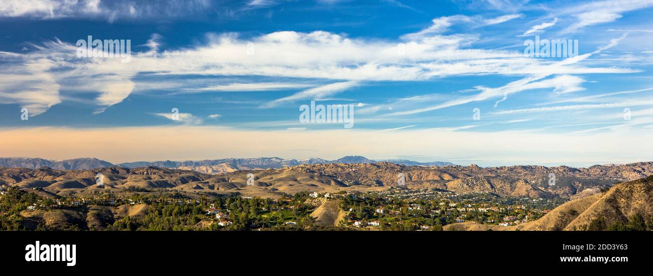 Vista dalle Calabasas Highlands, California, verso le Santa Susana Mountains a nord di Los Angeles. Foto Stock