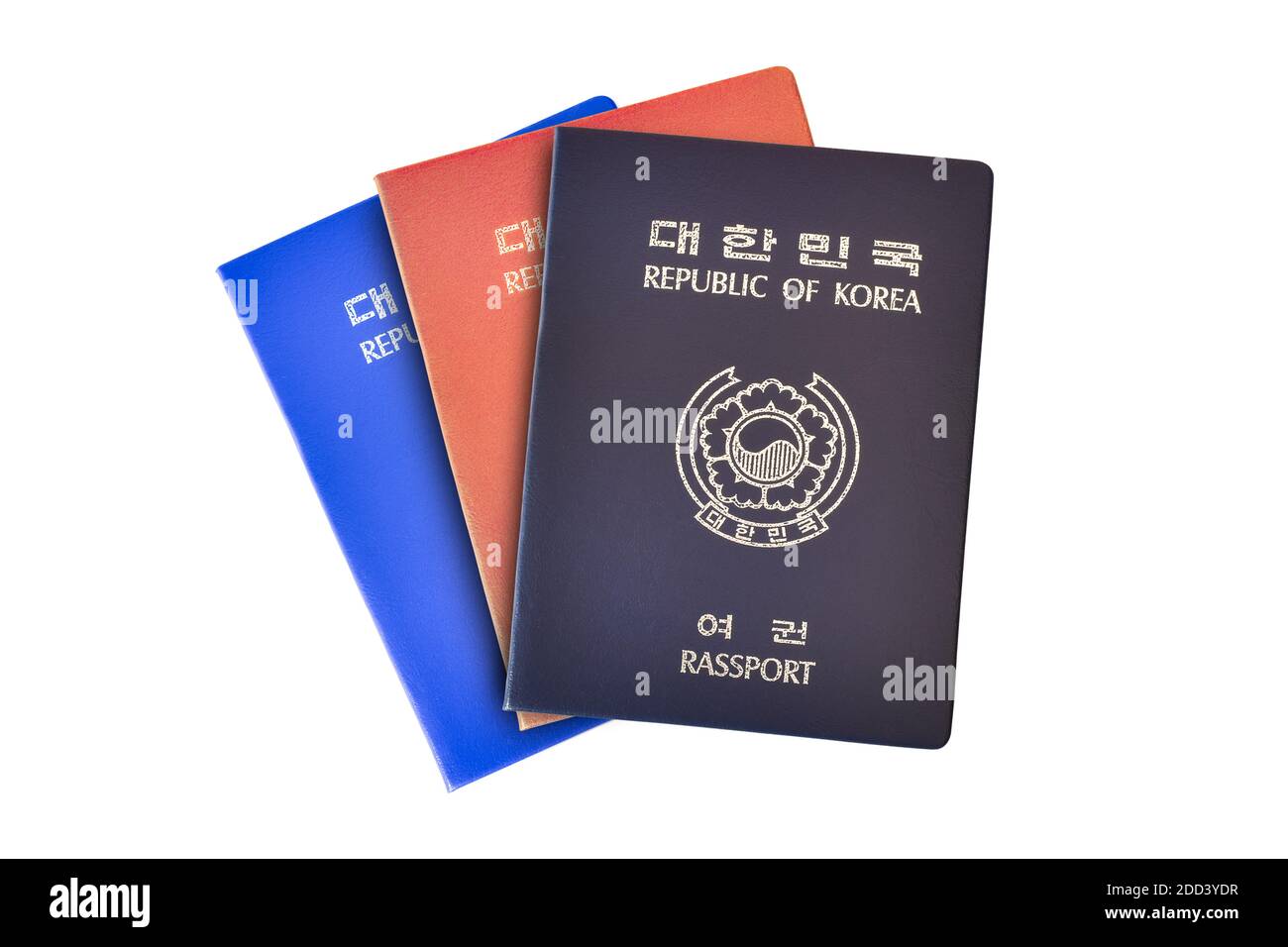 Passaporto della Corea del Sud isolato su sfondo bianco. Oggetto con tracciato di ritaglio. Foto Stock