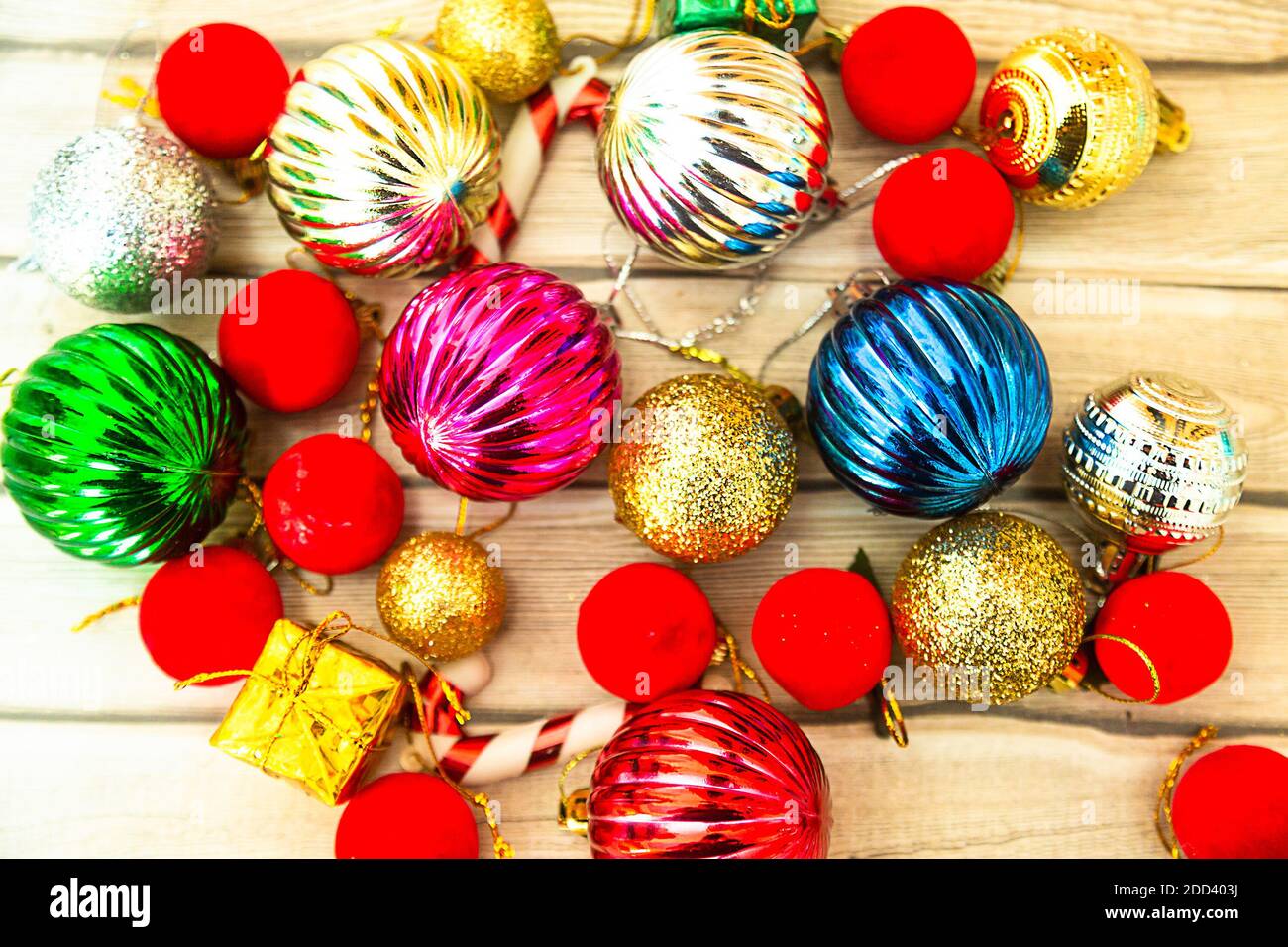 Un sacco di palle, confezione regalo, bastoni caramella, materiale decorativo, decorazione celebrazione, natale e felice anno nuovo sfondo, piatto Lay, vista dall'alto. Foto Stock