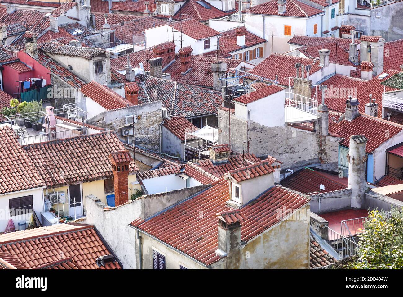 Tetti . Vista dei tetti in tegole e dello skyline panoramico della città vecchia di Dubrovnik, dalla cima delle sue mura circostanti, Foto Stock