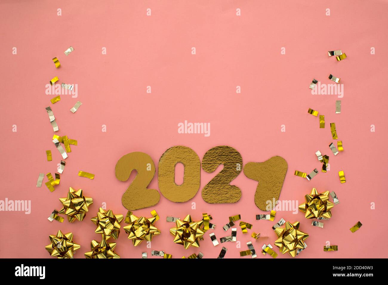 Numero 2021 su sfondo rosa decorato con confetti color pastello e stelle dorate. Concetto di festa di Capodanno. Calendario verticale Foto Stock
