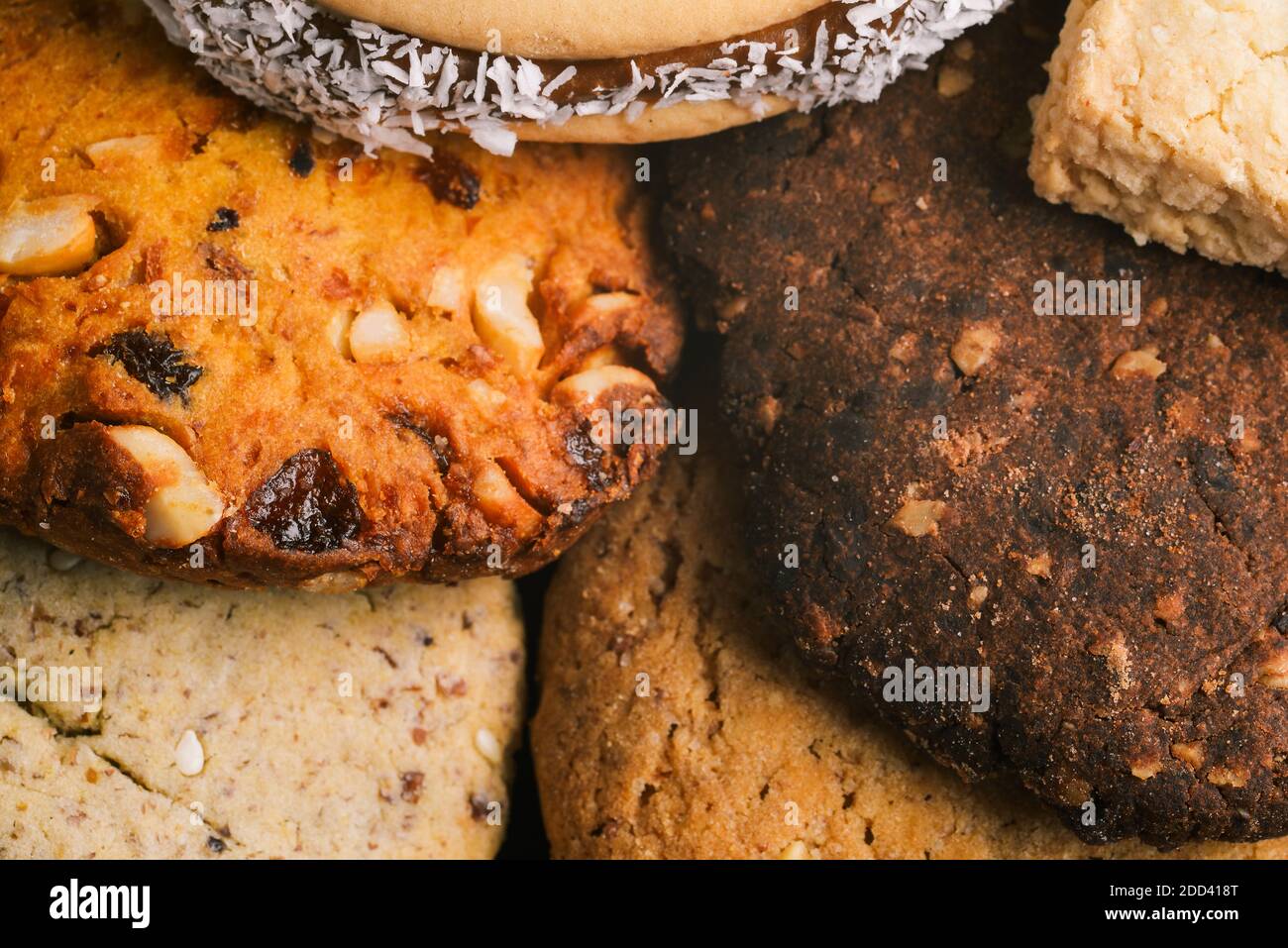 Cibo dolce sfondo. Primo piano di pasticceria marrone e bianca. Preparazione del cibo festivo. Dessert delizioso in un caffè, un ristorante o una panetteria. Colazione del mattino Foto Stock
