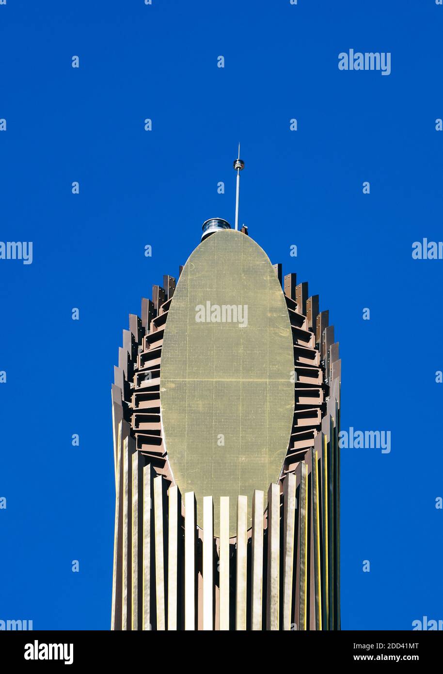 Primo piano di monolito dorato in Plaza de Castilla, Madrid, Spagna Foto Stock
