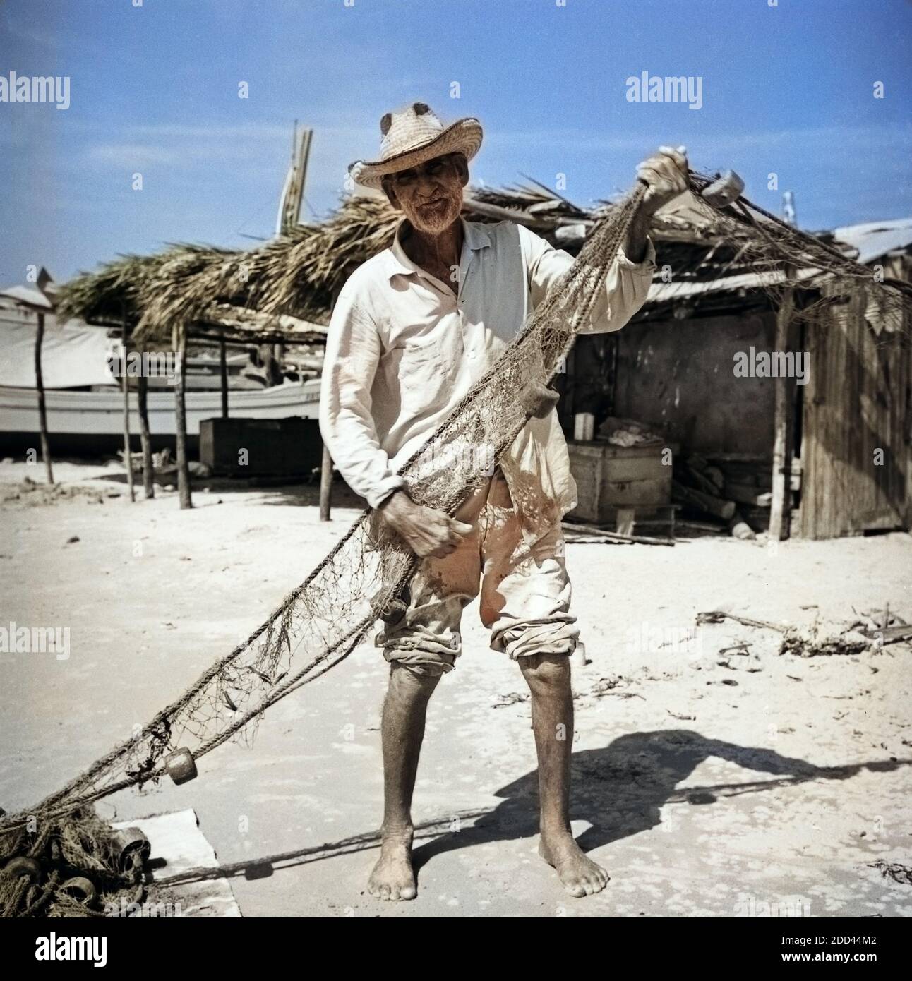 Fischer mit Fischernetz am Ufer der Isla Margarita, Venezuela 1966. Pescatore con canna fumaria alla costa dell'Isla Margarita, Venezuela 1966. Foto Stock