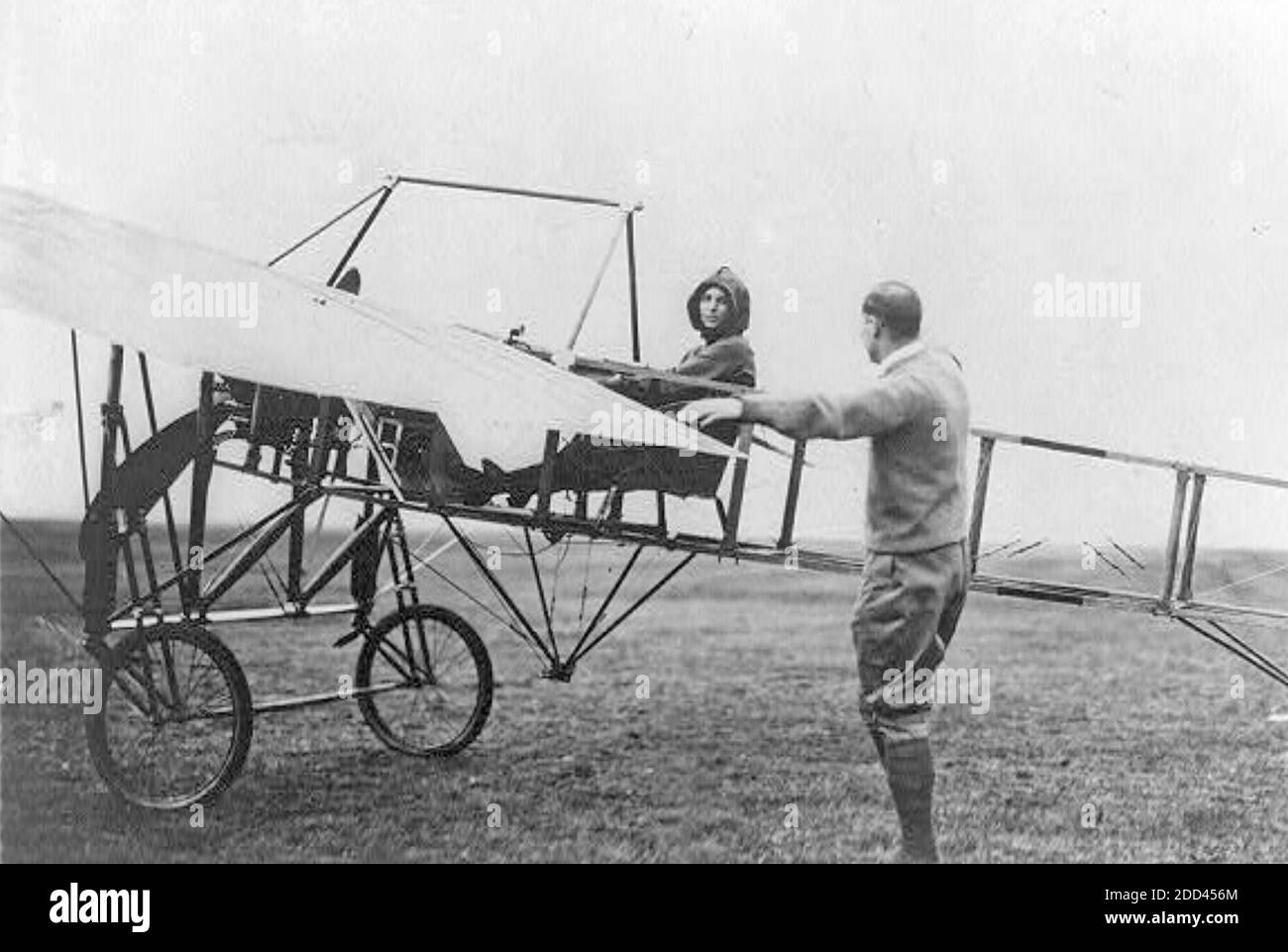 HARRIET QUIMBY (1875-1912) pioniere aviatore americano e sceneggiatore in Un aereo Bleriot circa 1911 Foto Stock