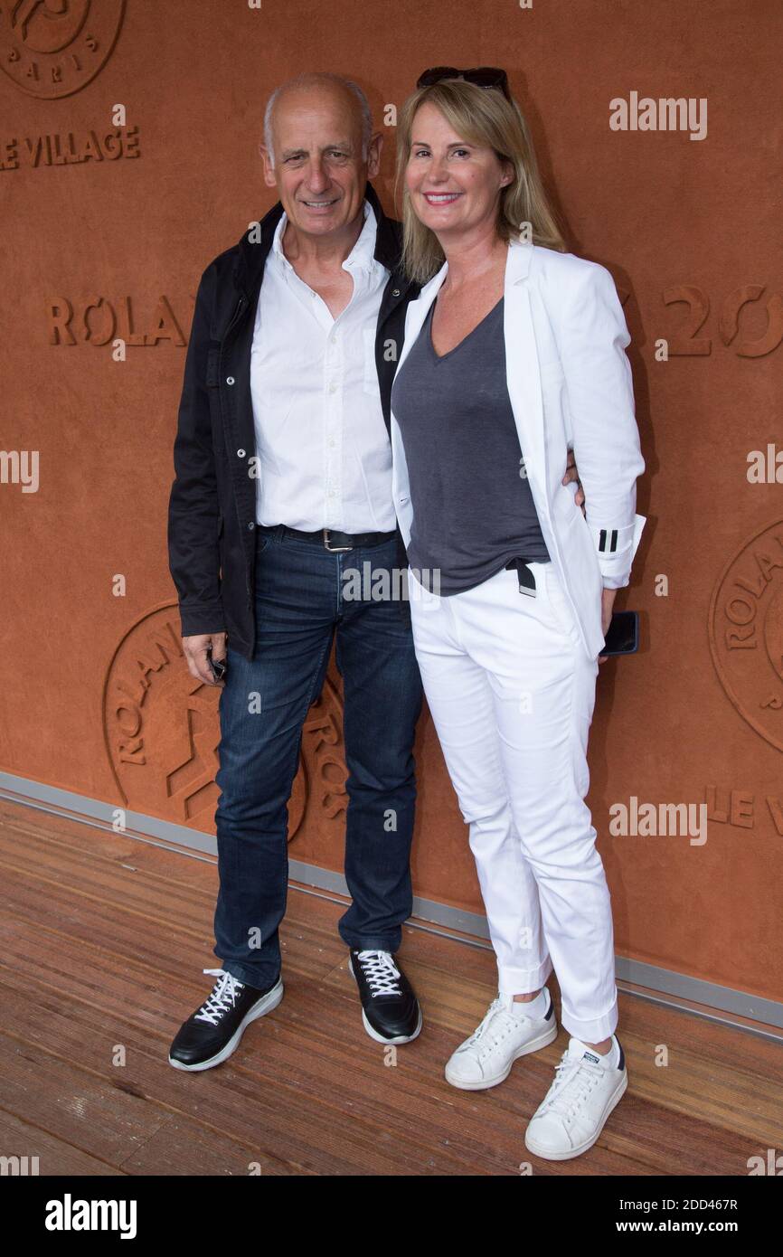 Jean-Michel Aphatie e sua moglie Stephanie si fermano presso il Village, il  quartiere VIP del French Tennis Open 2014 all'arena Roland Garros di  Parigi, Francia, il 1° giugno 2014. Foto di Laurent