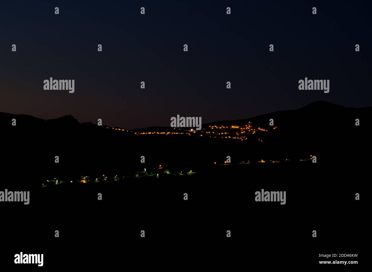 Villaggi di El Toscon in primo piano e Artenara sullo sfondo di notte. Il Parco Rurale di Nublo. Gran Canaria. Isole Canarie. Spagna. Foto Stock