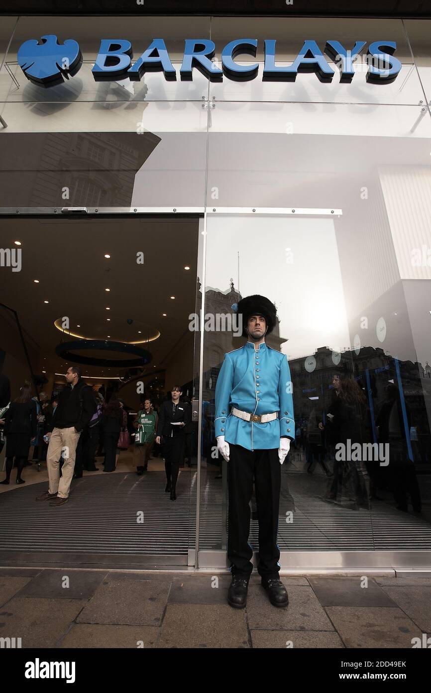 GRAN BRETAGNA / Inghilterra / Londra /Street performer cellebrating l'apertura della filiale di Barclays Bank a Piccadilly Circus. Foto Stock