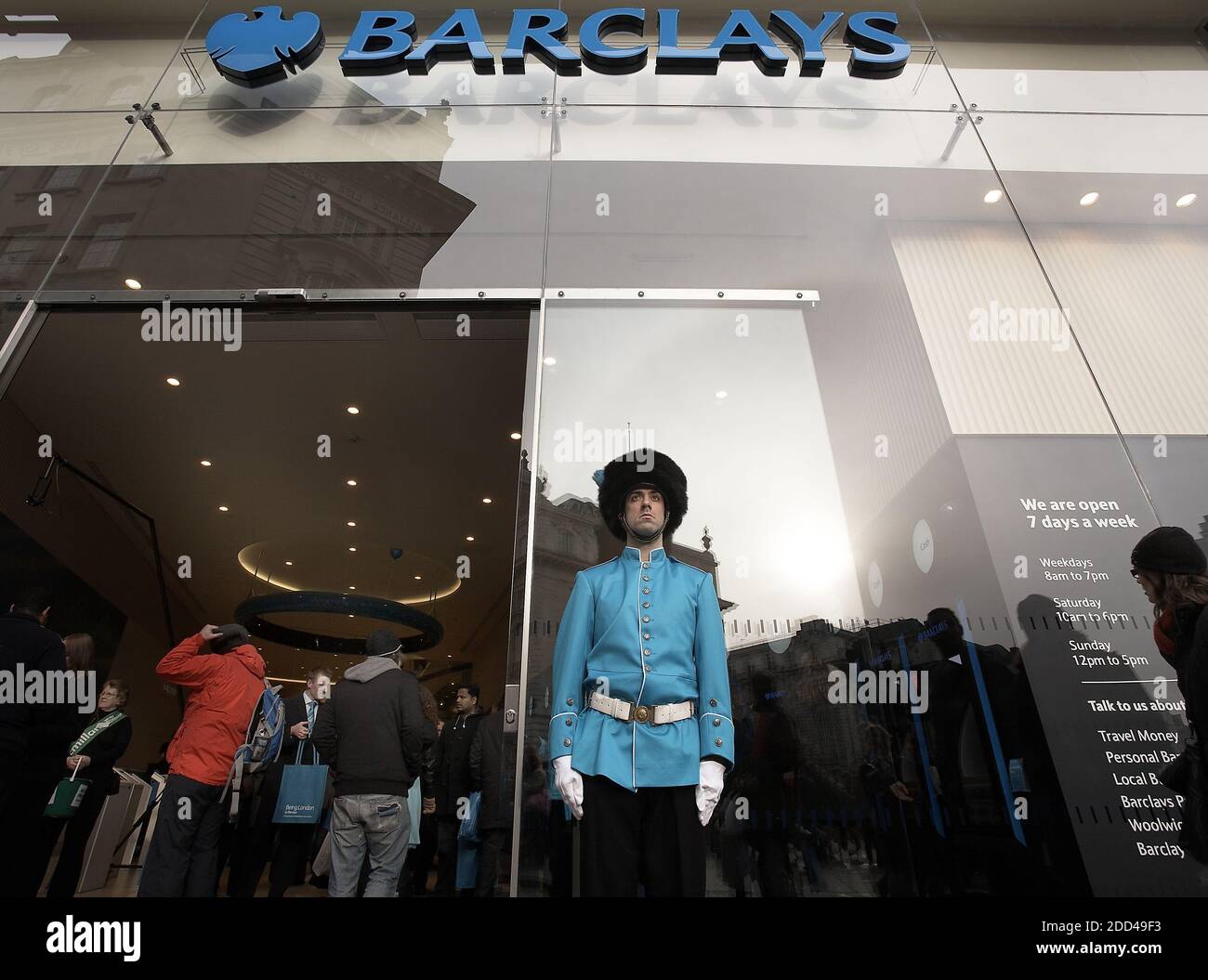 GRAN BRETAGNA / Inghilterra / Londra /Street performer cellebrating l'apertura della filiale di Barclays Bank a Piccadilly Circus. Foto Stock