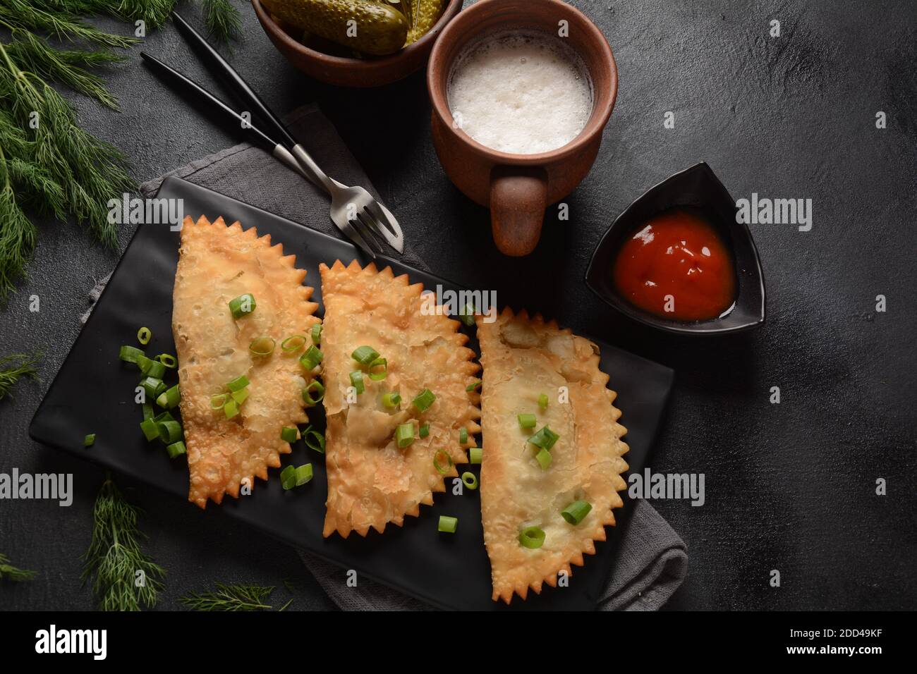 Cheburek con carne e cipolla primaverile Foto Stock