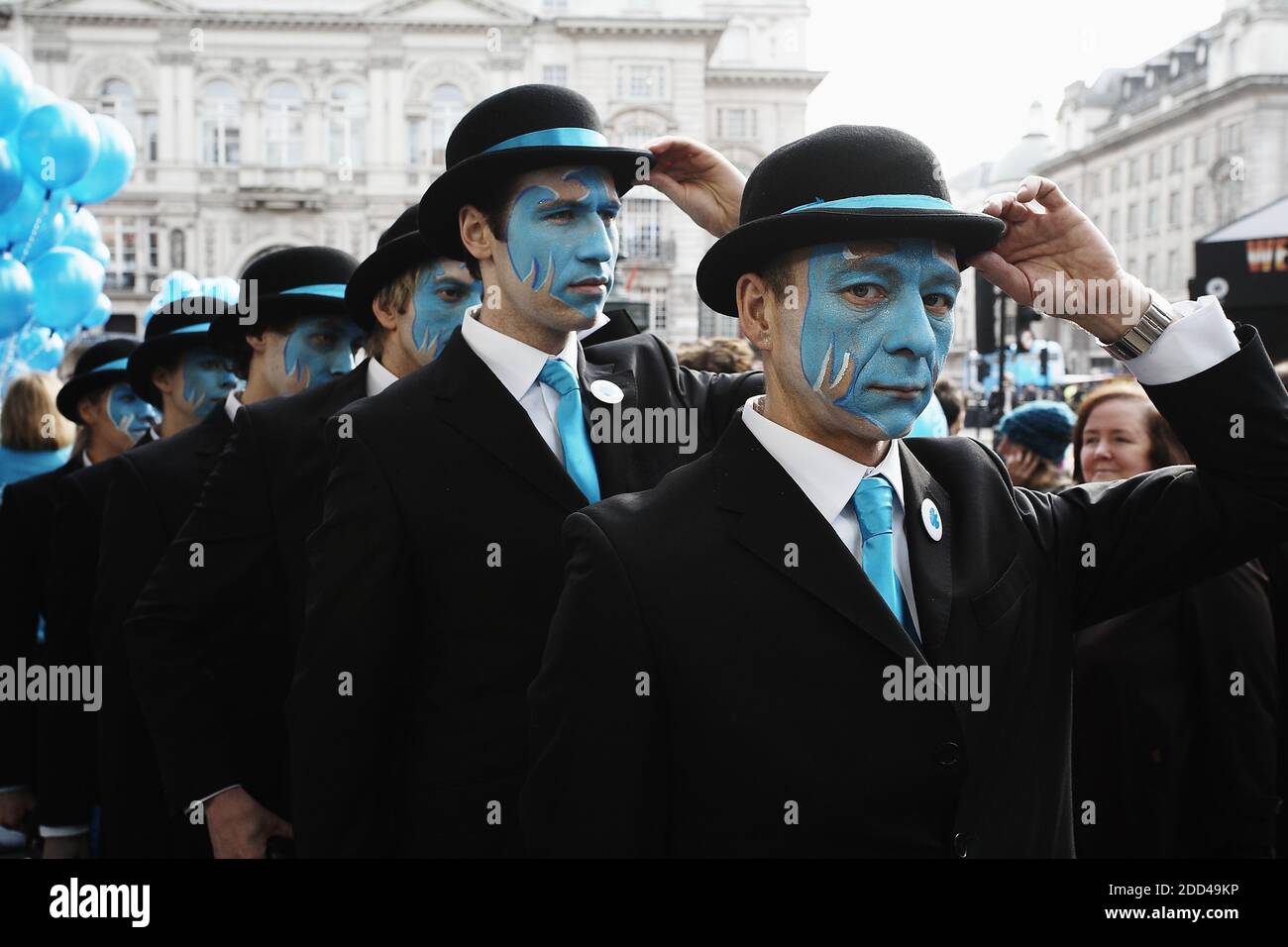 GRAN BRETAGNA / Inghilterra / Londra /Street performers con facce dipinte cellebrating l'apertura della filiale di Barclays Bank a Piccadilly Circus. Foto Stock