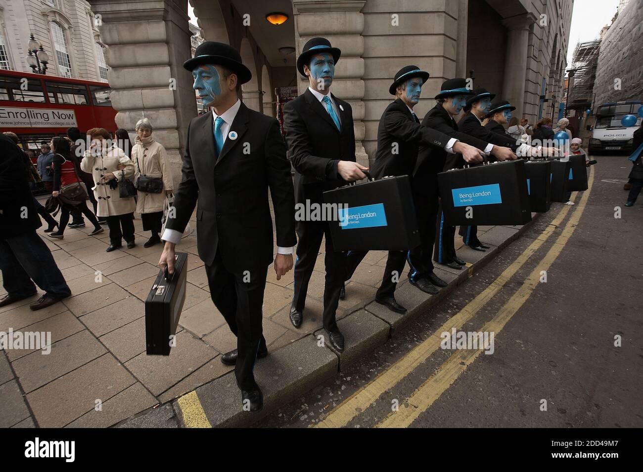 GRAN BRETAGNA / Inghilterra / Londra /Street performers con facce dipinte cellebrating l'apertura della filiale di Barclays Bank a Piccadilly Circus. Foto Stock