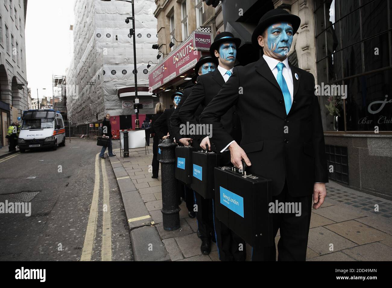 GRAN BRETAGNA / Inghilterra / Londra /Street performers con facce dipinte cellebrating l'apertura della filiale di Barclays Bank a Piccadilly Circus. Foto Stock