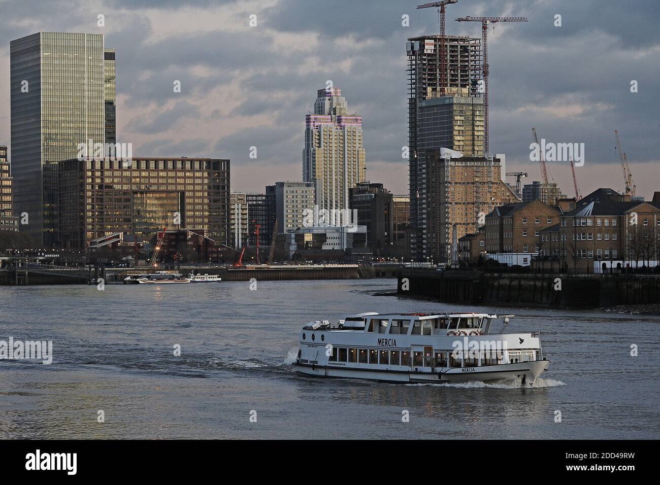 Vista panoramica di Canary Wharf, fulcro finanziario di Londra Foto Stock