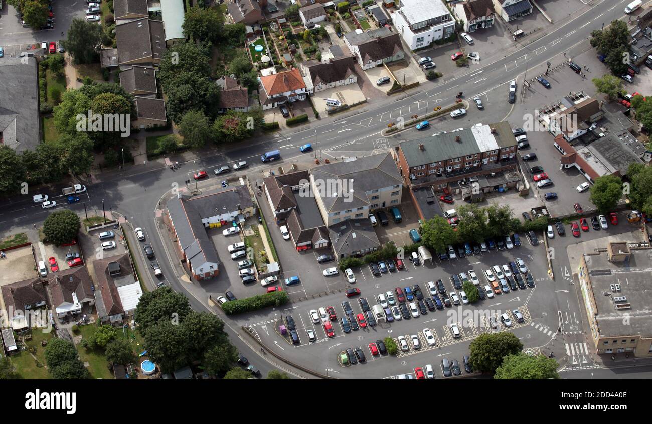 Immagine aerea del centro del villaggio di Kidlington con la biblioteca e la sfilata di piccoli negozi su Oxford Road. Oxfordshire Foto Stock