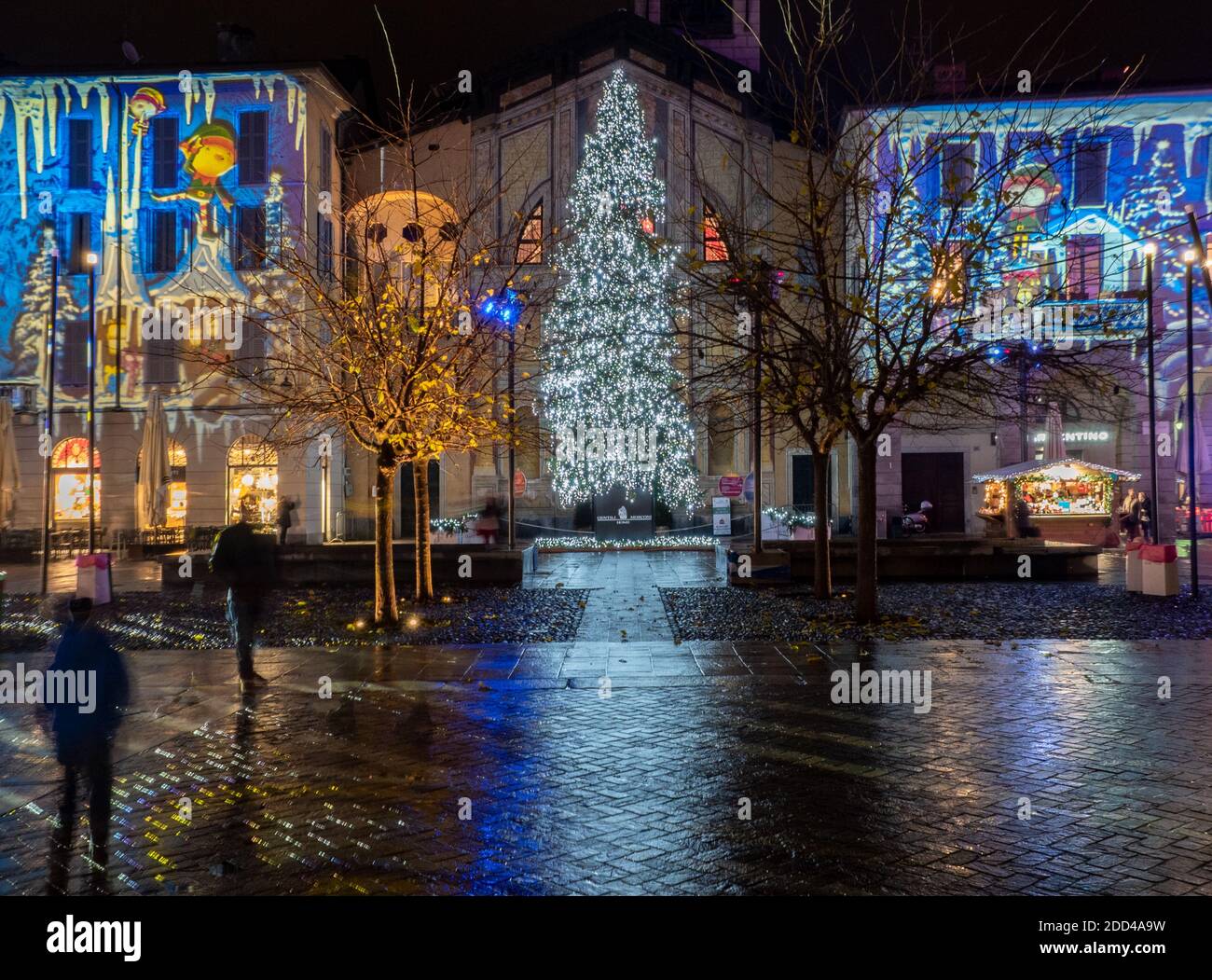 Bell'albero di Natale nella luce Square.Xmas e decorazioni in La città center.Como,Lombardy,Italy Foto Stock